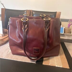 Dooney & Bourke large zip Barlow (Bordeaux)
